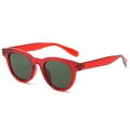 Schicke rote transparente Sonnenbrille mit dunklen Gläsern im modernen Cat-Eye-Stil - Weinroter Rahmen dunkelgrüne Gläser