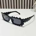 Gafas de sol negras para mujer con montura ondulada en zigzag y lentes rectangulares oscuras - Montura Negra Lente Gris