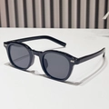 Retro zwarte ovale zonnebril met zilveren accenten op een minimalistische achtergrond - Zwart Frame Grijze Lenzen