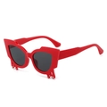 Occhiali da sole rossi cat-eye con gocce di cristallo e lenti nere sfumate - Montatura Rossa Lenti Grigie
