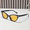 Occhiali da sole triangolari hip hop con montatura nera, lenti gialle e decoro in metallo B - Montatura Nera Lenti Arancione Giallo