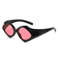 Lunettes de soleil triangulaires avec monture noire et verres roses vifs tendance - Standard / Régulier (TVA 13 % incluse) Monture noire verres rouges