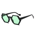 Lunettes de soleil hexagonales modernes avec monture noire et verres vert clair - Monture Noire Verres Verts