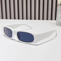 Lunettes de soleil rectangulaires rétro blanches avec verres noirs pour un look chic 2024 - Standard / Standard (incluant facture TVA 13 %) monture blanche verres gris complet