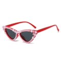 Modische Katzenaugen-Sonnenbrille in Rot mit rosa Perlenbesatz und schwarzen Gläsern - Normal / Roter Rahmen Graue Gläser