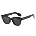 Occhiali da sole cat-eye neri classici con montatura spessa e dettagli con rivetti - Montatura Nero Lucido Lenti Grigie