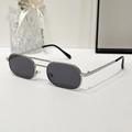 Lunettes de soleil argentées à double pont avec monture étroite et verres gris - Monture Argentée Verres Gris