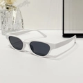 Lunettes de soleil œil de chat ovales avec monture blanche et verres gris foncé chic - Standard / Standard (incluant facture TVA 13 %) monture blanche verres gris complet