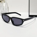 Occhiali da sole cat-eye neri classici con lenti scure e dettagli in metallo argento - Montatura Nera Lenti Grigie