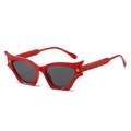 Occhiali da sole cat-eye rosso lucido con montatura retrò e dettagli metallici dorati - Montatura Rossa Lenti Grigie