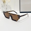 Lunettes de soleil géométriques en écaille de tortue avec verres bruns sur fond blanc - Monture Léopard / Verres Thé