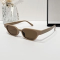 Lunettes de soleil œil de chat ovales kaki avec verres bruns sur fond blanc - Standard / Standard (incl. 13% TVA) monture kaki verres thé