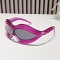 Occhiali da sole Y2K con montatura ondulata viola traslucido e lenti grigie - Montatura Viola Lenti Grigie