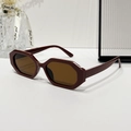 Lunettes de soleil hexagonales rétro bordeaux avec verres marron foncé et monture épaisse - Standard / Régulier Monture rouge avec verres bruns