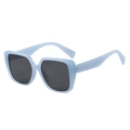 Chique lichtblauwe vierkante cat-eye zonnebril met donkergrijze glazen en brede pootjes - Blauw Frame Grijze Lenzen