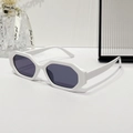 Lunettes de soleil blanches géométriques à verres foncés au style minimaliste chic - Standard / Standard (incluant facture TVA 13 %) monture blanche verres gris complet