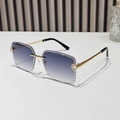 Lunettes de soleil carrées sans monture avec verres dégradés bleus et strass brillants - Standard / Gris Dégradé