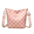 Borsa a secchiello a scacchi rosa con tracolla a zig-zag e logo in ecopelle - Rosa