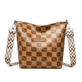 Borsa tote a scacchi marroni con ampia tracolla geometrica e dettagli in pelle - Marrone