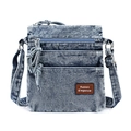 Vista detallada del bolso bandolera de mezclilla azul lavado con múltiples bolsillos con cremallera - Azul