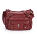 Borsa a tracolla in ecopelle bordeaux lavata con tasche con zip e cuciture trapuntate - Borgogna
