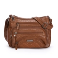 Bruine zachte leren crossbodytas met meerdere ritsvakken en gewatteerde details - Bruin