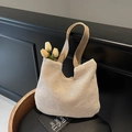 Borsa tote minimalista in paglia con manici in pelle marrone e texture a rete intrecciata - Beige