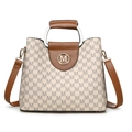 Elegante beige monogram handtas voor dames met bruine bies en een gouden M logo detail - Wit