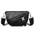 Schwarze Satteltasche mit Patchwork-Struktur und breitem Gurt auf weißem Grund - Schwarz
