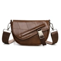 Dunkelbraune Satteltasche mit asymmetrischer Klappe und breitem gewebtem Schultergurt - Braun