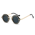 Lunettes de soleil rondes rétro punk avec monture en métal doré et verres noirs, vue à 45° - Monture Noir Or Verres Gris