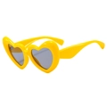 Modische herzförmige gelbe Puffy-Sonnenbrille mit dunklen Gläsern aus einem 45-Grad-Winkel - Gelber Rahmen Graue Gläser