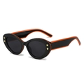 Katzenaugen-Sonnenbrille mit schwarz-orangefarbenem Rahmen und goldenen Stern-Nieten - Schwarz Roter Rahmen Graue Gläser