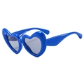 Schicke, herzförmige Sonnenbrille in Blau mit dunkelgrauen Gläsern für Damenmode - Blauer Rahmen Graue Linsen