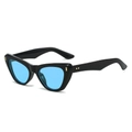 Occhiali da sole cat eye con montatura nera, lenti blu e rivetti dorati sul lato - Regolare / Montatura Nera Lenti Blu