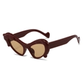 Cat eye zonnebril in donker wijnrood met amberkleurige glazen en golvend reliëfpatroon - Wijnrood Frame Licht Thee Glazen