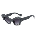 Moderne cat eye zonnebril in donkergrijs mat met verloopglazen en een montuur met textuur - Grijs Frame Grijze Lenzen