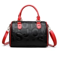 Bolso Boston negro y rojo en cuero texturizado con detalles de letras en relieve - Rojo (Negro y Rojo)
