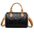 Bolso Boston de cuero negro con ribete marrón, letras en relieve y detalles dorados - Marrón (Negro y Marrón)