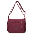 Sac bandoulière polyvalent en nylon bordeaux avec plusieurs poches zippées et sangle réglable - Bordeaux