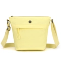 Bolso tipo cubo de nailon amarillo pálido con correa ajustable y bolsillo frontal - Color Limón