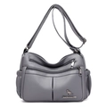 Borsa a tracolla grigia in morbida pelle PU multistrato con logo a canguro in metallo - Grigio