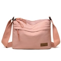 Roze nylon crossbodytas met meerlaagse ritsen en een verstelbare brede schouderriem - Roze