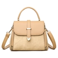 Elegante borsa a tracolla beige con cuciture in pelle e fibbia in metallo a forma di cuore - Beige