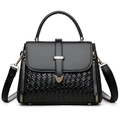 Borsa nera in ecopelle con pannello intrecciato e dettagli metallici dorati - Nero Intrecciato
