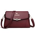 Elegante wijnrode crossbody tas met gouden kangoeroelogo en decoratieve bloemengesp - Bordeauxrood