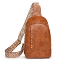 Bolso de pecho de cuero PU marrón con remaches y correa con diseño de diamantes - Marrón