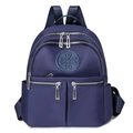 Donkerblauwe nylon rugzak met multi-pocket ontwerp en centraal logo met bladmotief - Blauw