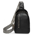 Bolso bandolera de cuero negro con remaches dorados y correa estilo bohemio - Negro Clásico