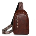Bolso de pecho en cuero marrón oscuro con remaches y correa tejida bohemia - Burdeos